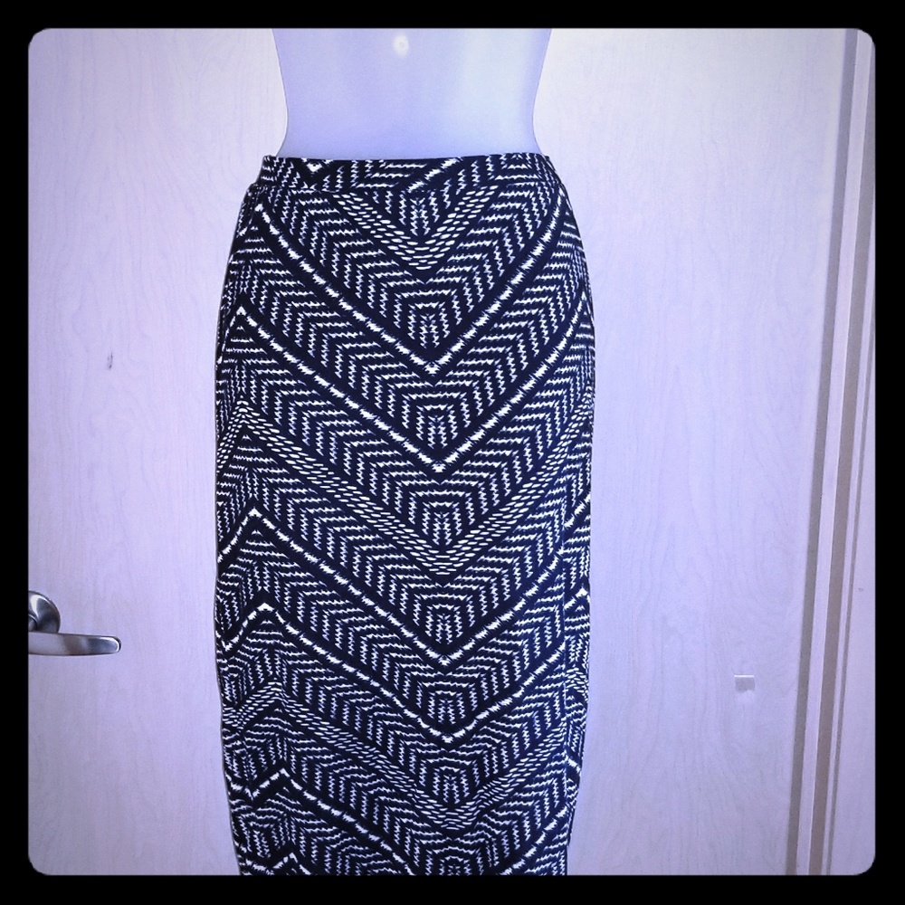 MATTY M 👗Black/white pencil skirt
